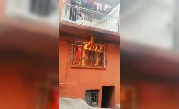 Bursa’da ev alev alev yanarken Türk bayrağının ise alevlerden etkilenmemesi görenleri şaşkına çevirdi