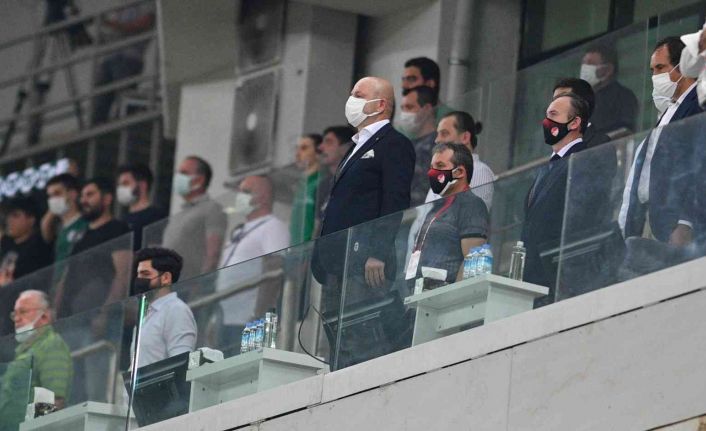 Bursaspor Başkanı Hayrettin Gülgüler: “Başarısız bir ilk yarı geçirdiğimiz 2021’i geride bırakmanın mutluluğunu yaşıyoruz”