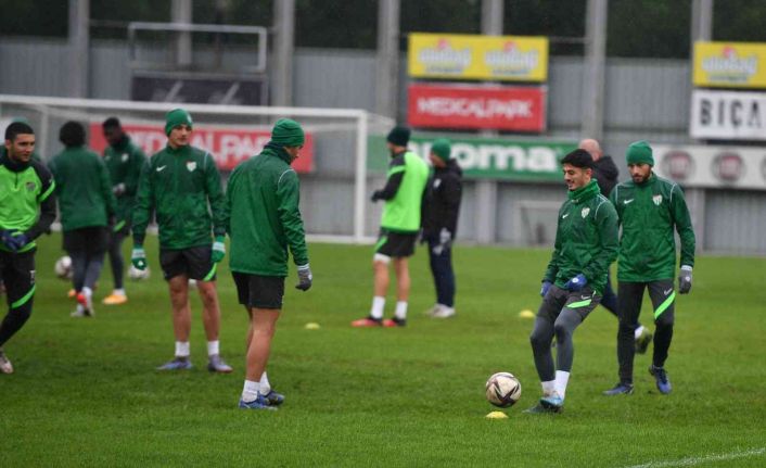 Bursaspor şut çalışmasıyla hazırlıklarını tamamladı - Yeşil-beyazlı takım otelde kamp yapacak