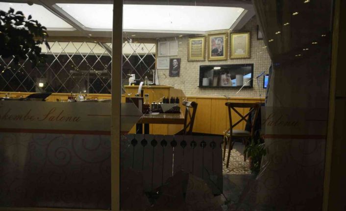 Büyükçekmece’de alkollü sürücü restorana daldı, ortalık savaş alanına karıştı