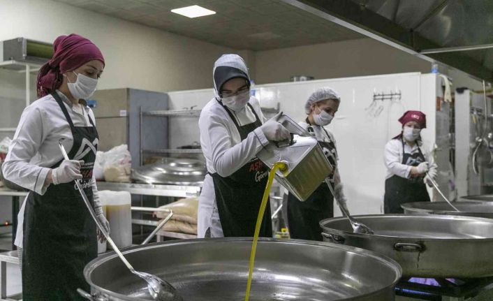 Büyükşehir Belediyesi, zeytinleri zeytinyağına dönüştürdü, aşhanede kullanmaya başladı