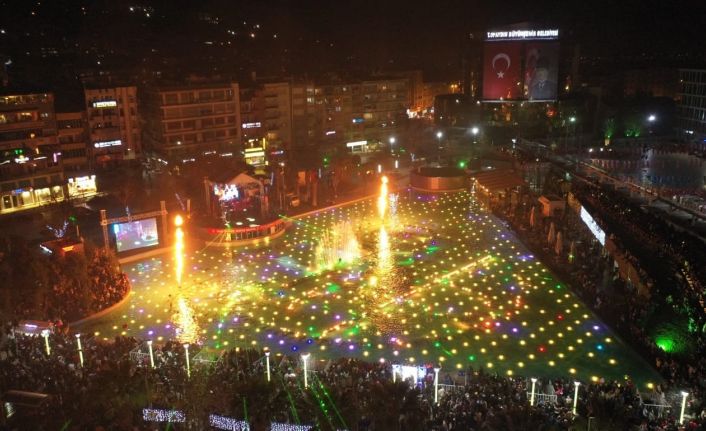 Büyükşehir’in yeni yıl kutlaması binlerce kişinin katılımı ile devam ediyor