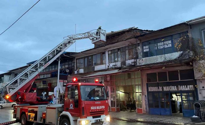 Çatı uçtu, esnaf araçlarını apar topar çekti