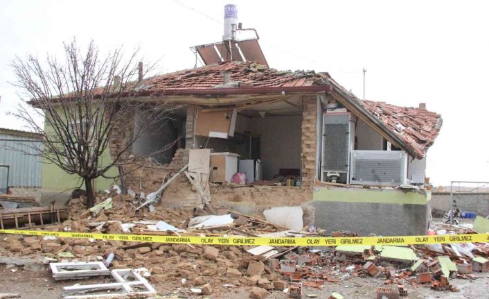 Çay demlerken patlama oldu, ev harabeye dönerken yaşlı çift ölümden döndü