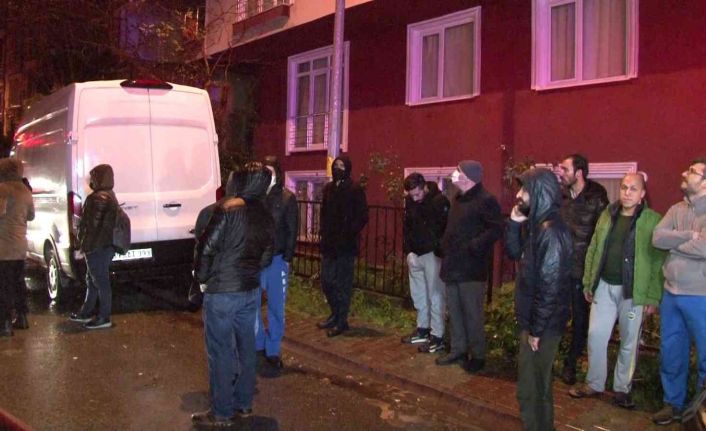 Çekmeköy’de 4 katlı apartmanın çatısı alev alev yandı, mahalleli sokağa döküldü