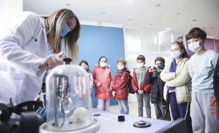 Çocuklar Aydın Büyükşehir Belediyesi Bilim ve Deney Evi’nde yeni keşiflere çıkıyor