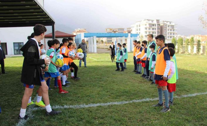 Çocuklar futbolu paylaşmak için bir araya geldi
