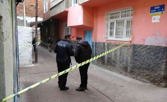 Çocuklarını eski eşinden isteyen baba, boşandığı eşinin kocası tarafından silahla vuruldu