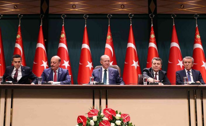 Cumhurbaşkanı Erdoğan: "2022 yılında asgari ücretin en alt rakamı 4 bin 250 lira olarak uygulanacaktır"