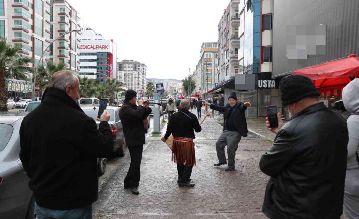 Davul-zurna tutup göbek atarak doların düşmesini kutladı, çevredekiler düğün sandı