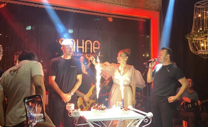 Demet Akalın ve Okan Kurt çiftinden görkemli 10. yıl kutlaması