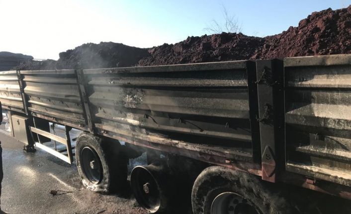 Demir oksit hammaddesi yüklü tırın dorsesi seyir halindeyken yandı