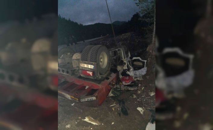 Dere yatağına devrilen tırın sürücüsü hayatını kaybetti