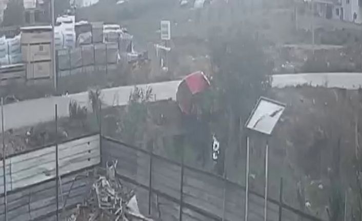 Dereye uçmak üzere olan arabayı esnaf kurtardı