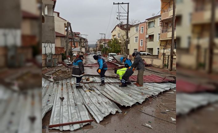 Derince’de lodos sonrası çevre temizliği
