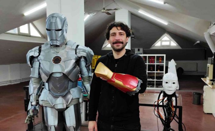 Derisinin altına yerleştirdiği çip sayesinde Iron Man gibi ateş edebiliyor