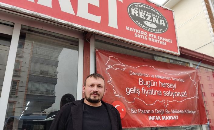 ‘Devletimizin ve milletimizin yanındayız’ diyen esnaf, marketindeki her şeyi maliyetine satıyor
