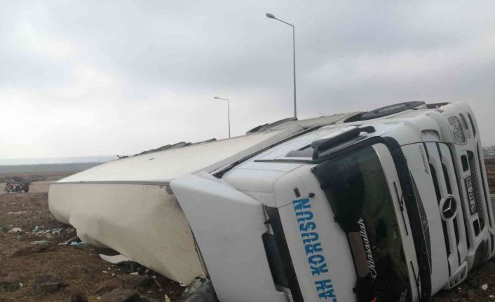Diyarbakır-Mardin çevre yolunda kavşağa hızla giren tır devrildi: 1 yaralı