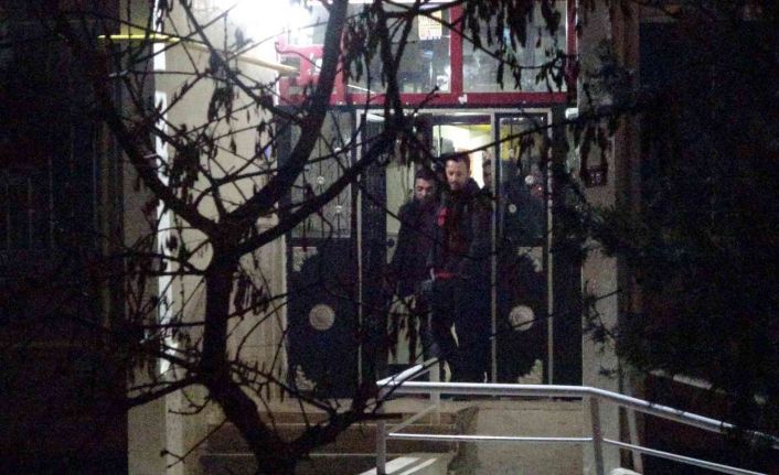 Diyarbakır’da bir hafta önce boşandığı ikinci eşinin kapısına gidip bıçağı boynuna dayayarak görüşmek istedi