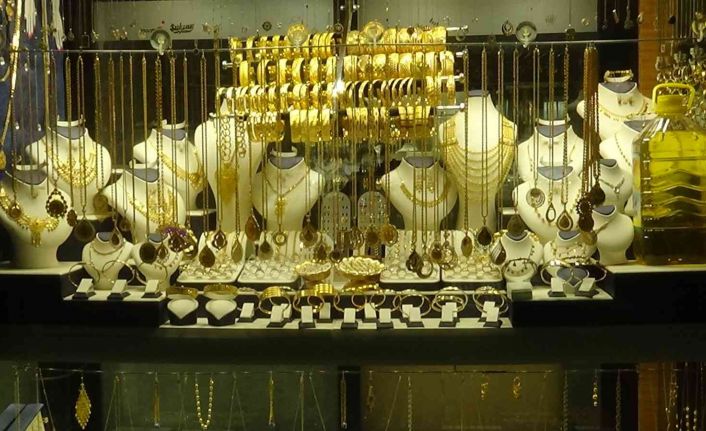 Diyarbakırlı kuyumcu stokçulara tepki göstererek yağ ile altını aynı vitrine koydu