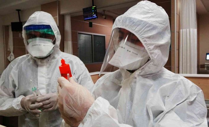 Doktorlar hastalara ‘nefes’ olabilmek için yeni yıla hastanede giriyor