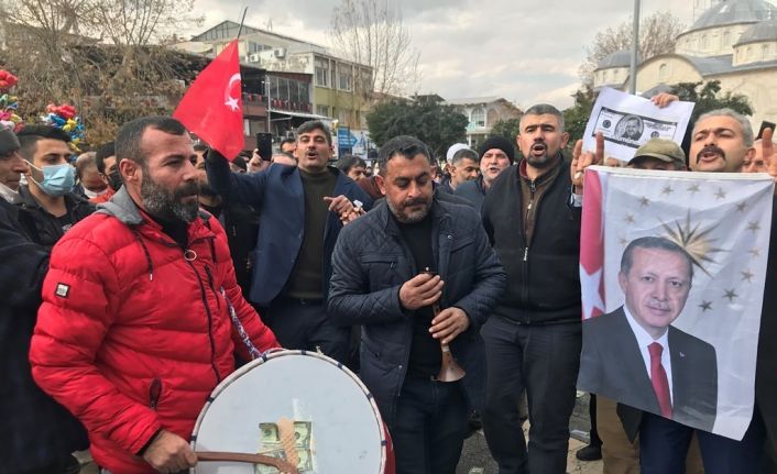 Dövizdeki düşüşe sevinen Malatyalılar,  bu kez de şehir merkezinde halay çektiler, tatlı dağıttılar