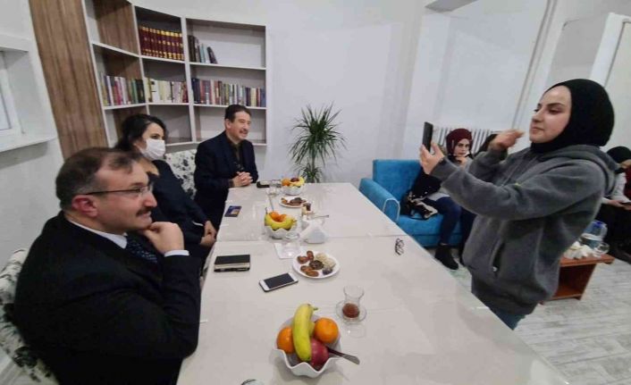 DPÜ Emet MYO öğrencileri, çocuk kitapları yazarı Gülten Dayıoğlu ile tanıştı