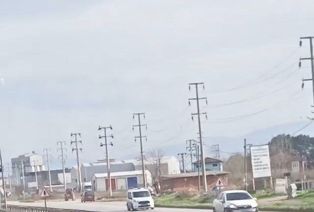 "Dur" ihtarına uymadı, hem başka araçlara hem de ekip otosuna çarptı