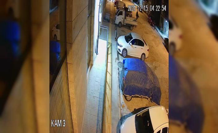 El arabasını iş yerinin önüne çektiler, ne var ne yok çalıp kaçtılar