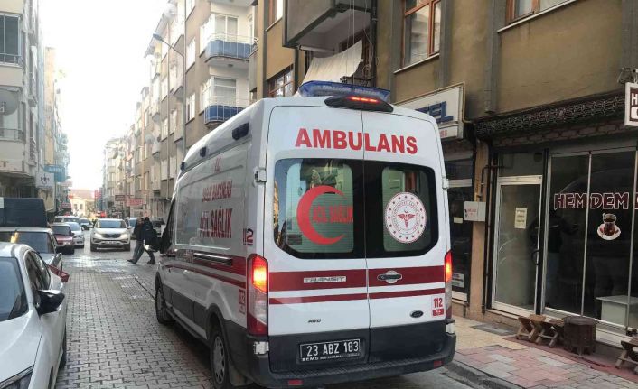 Elazığ’da bir kişi sokak ortasında pompalı tüfek ile husumetlisini yaraladı