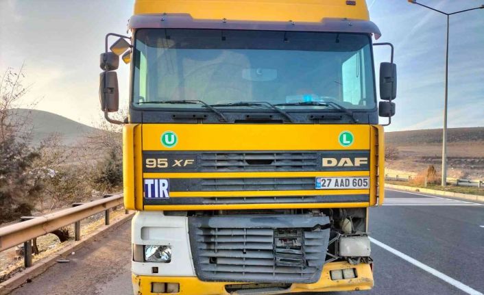 Elazığ’da tırın çarptığı otomobil şarampole uçtu