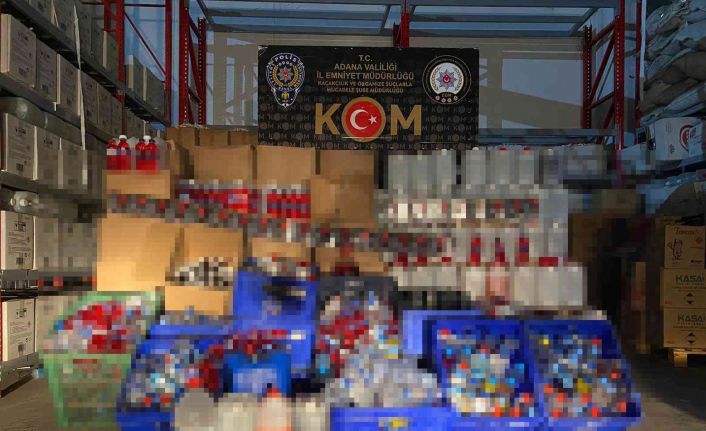 Elbise dolabının arkasındaki gizli bölmeden sahte içki çıktı