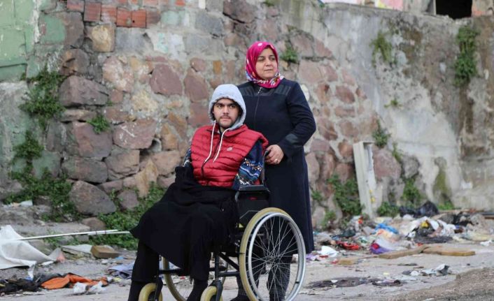 Engelli oğlu ile birlikte yeni evine kavuşmak için gün sayıyor