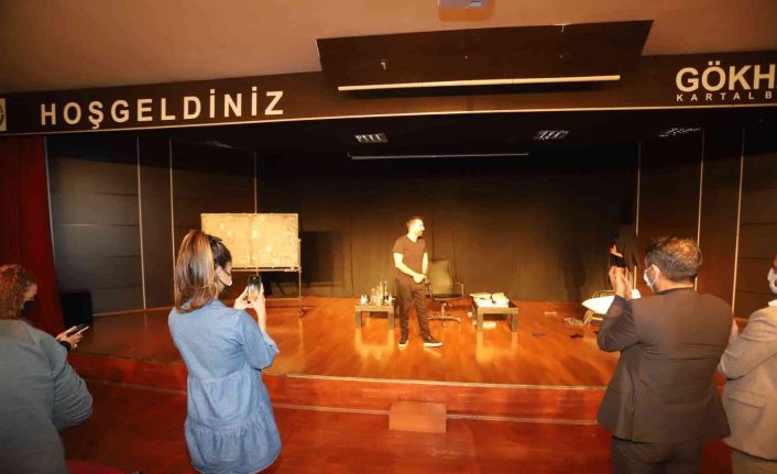 “Erkek Aklı - Oksimoron” adlı tiyatro oyunu Kartal’da sahnelendi