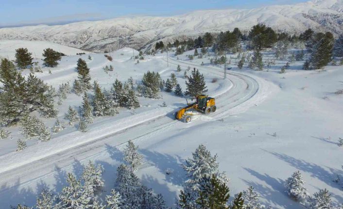 Erzincan’da kar ve tipiden kapanan 31 köy yolu ulaşıma açıldı