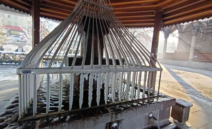Erzurum eksi 17 dereceyi gördü, şadırvanlar, ağaçlar ve duraklar buz tuttu