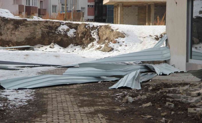 Erzurum’da şiddetli fırtına hayatı felç etti, okulların çatıları kağıt gibi uçtu