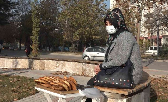 Eşi hastalanınca simit tablasını alıp sokağa çıktı, evinin hem annesi hem de babası oldu