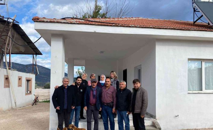 Eski Başkan Saatcı, Memduha teyzenin orman yangınlarında kül olan evini yeniledi