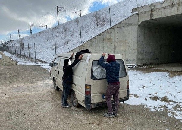 Eski fabrikadan hurda malzeme hırsızlığı yaptığı iddia edilen 2 kişi yakalandı