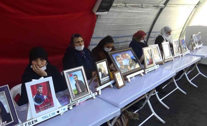 Evlat nöbetindeki gözü yaşlı anneden oğluna çağrı: “Ne olursun dön gel”