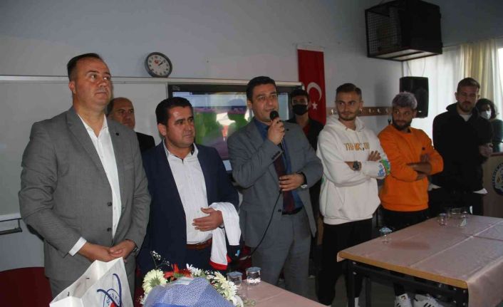 Fethiyespor Teknik Direktörü Dinçel ve futbolcular, öğrenciler ile buluştu
