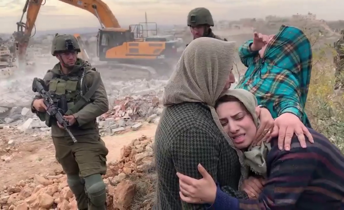 Filistin’de İsrail güçleri, evlerin yıkımını durdurmak isteyen kadınlara saldırdı