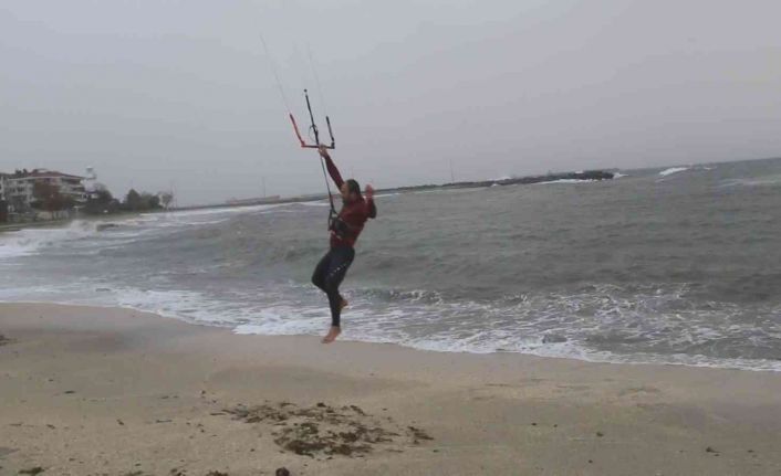 Fırtınada uçurtma sörfü zor anlar yaşattı