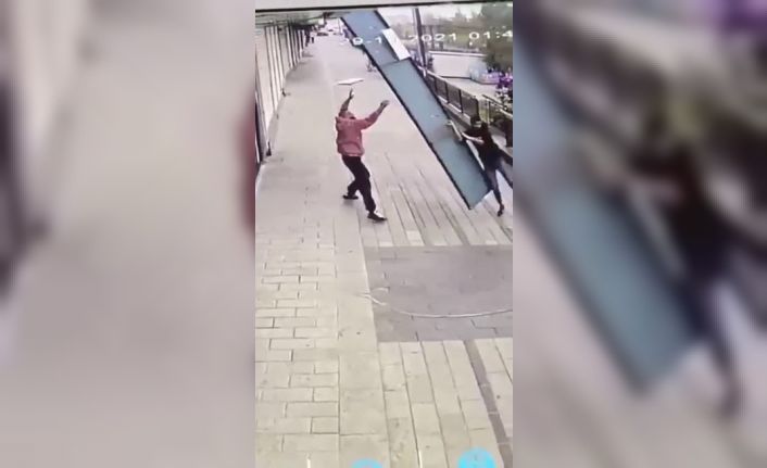 Fırtınada yardıma gitti, tabela ile birlikte uçtu