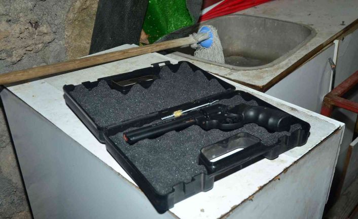 Gece kartallarına “Yetkiniz yok, arayamazsın" diyen sürücünün aracından kurusıkı tabanca çıktı