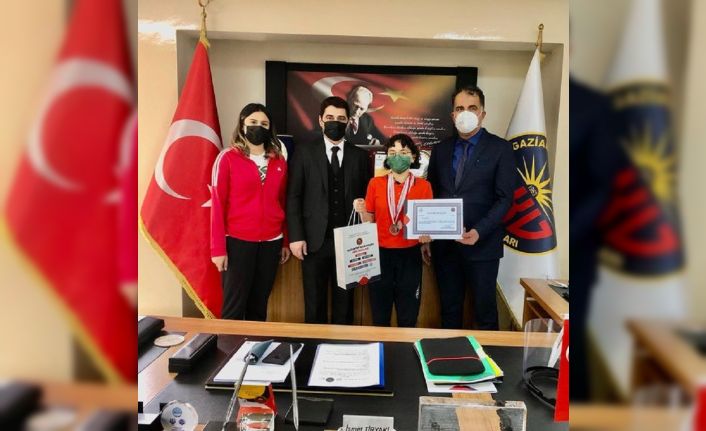 GKV’li İdil Erkan’ın yüzme başarısı