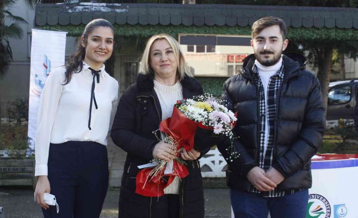 Güneş enerjisiyle çalışan ve 8 saat sürüş deneyimi sunan elektrikli araba ürettiler