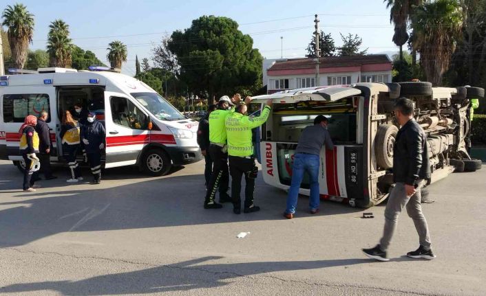 Hasta taşıyan ambulans ile hafif ticari araç çarpıştı: 4 yaralı