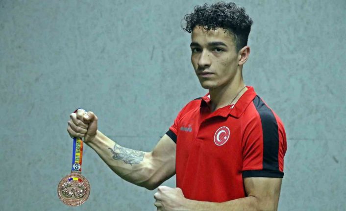 Hem okudu hem çalıştı, hiç destek almadan gittiği dünya şampiyonasından üçüncü olarak döndü